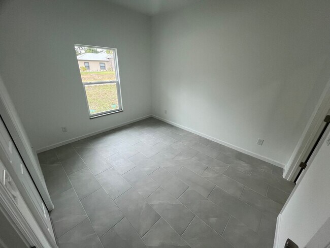 Foto del edificio - ONE OF A KIND! BRAND NEW 1 Bedroom-1 Bath- 1 Car Garage in Desirable Lehigh Acres!