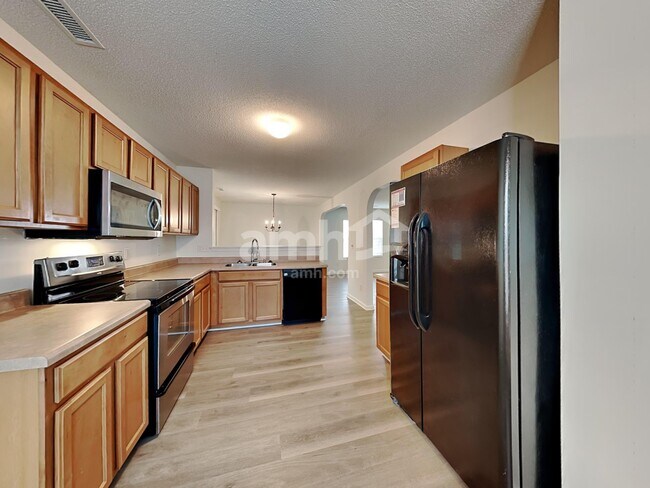 Building Photo - 13 Valleyfield Dr