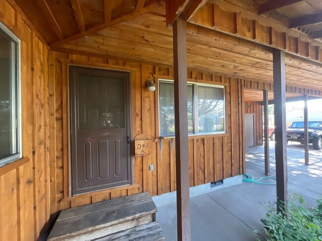 Building Photo - Stovall Ewen Duplex