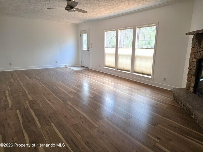 Foto del edificio - 7416 Grove Rd