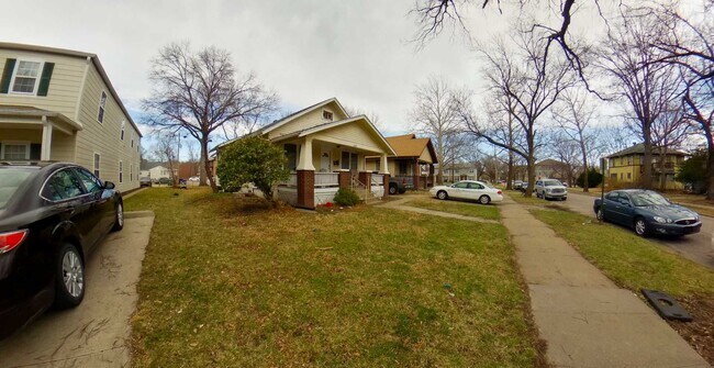 Building Photo - 3D Tour Available - 1.5 Blocks to Campus + Washer & Dryer + Off Street Parking + Pet Friendly! Av...