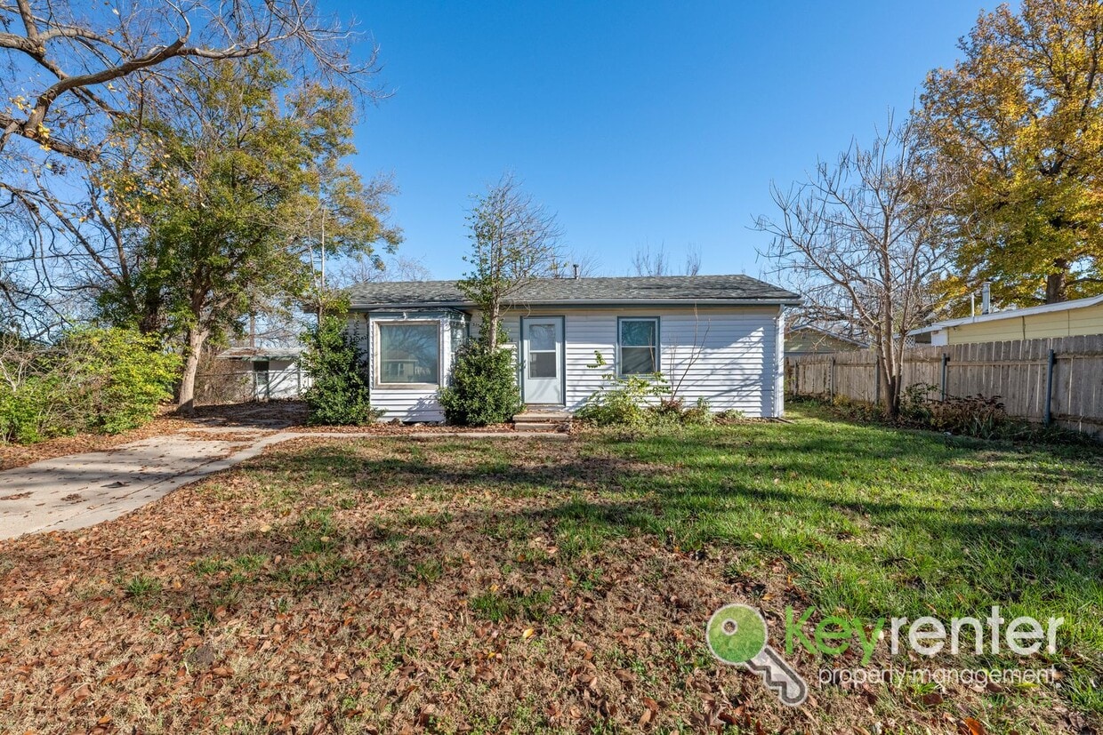 Foto principal - Cute 3 bedroom house near shopping, restaurants, and easy highway access!