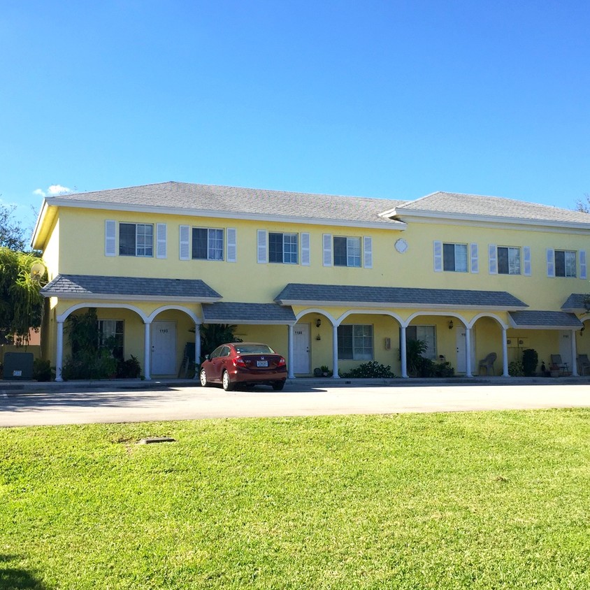 Primary Photo - Colonial Palms