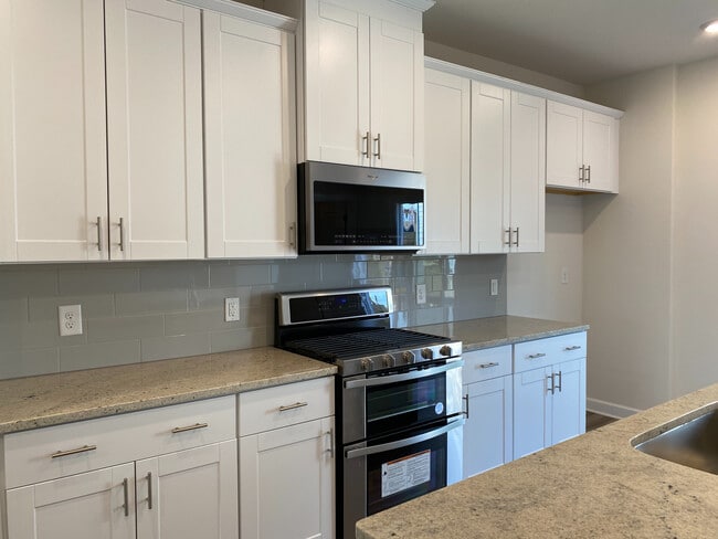 Building Photo - Room in Townhome on Tears Ln