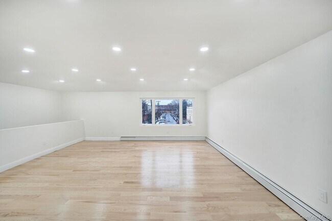 Foto del edificio - 109-87 Francis Lewis Blvd