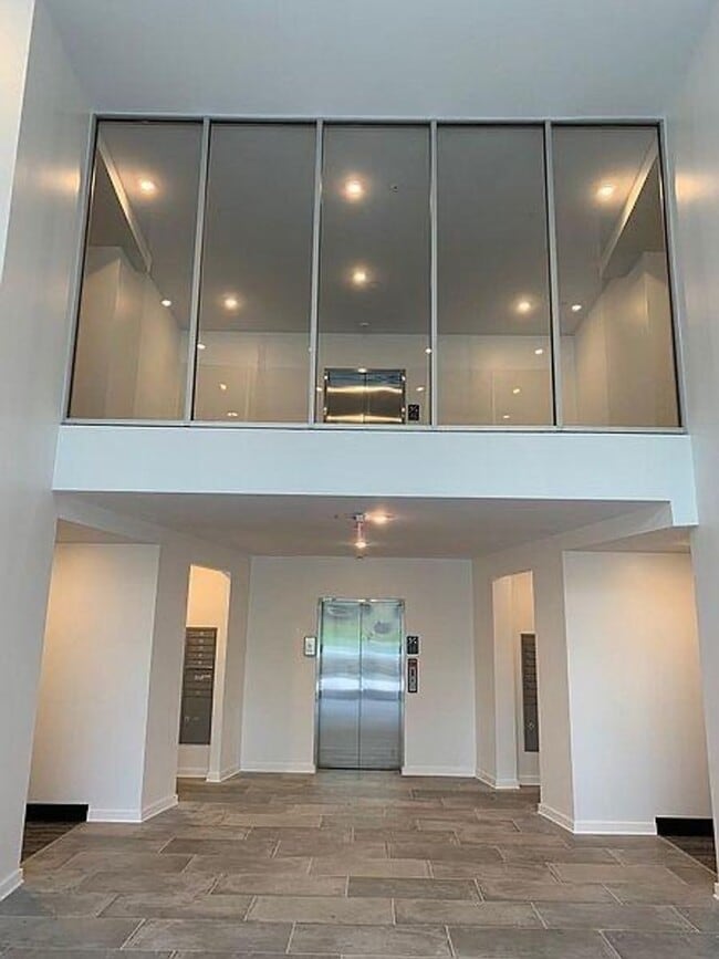 Building Photo - Sleek 2 bed 2 bath West End condo!
