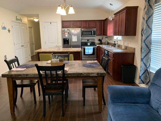 Foto del edificio - 1979 Crosscreek Cir