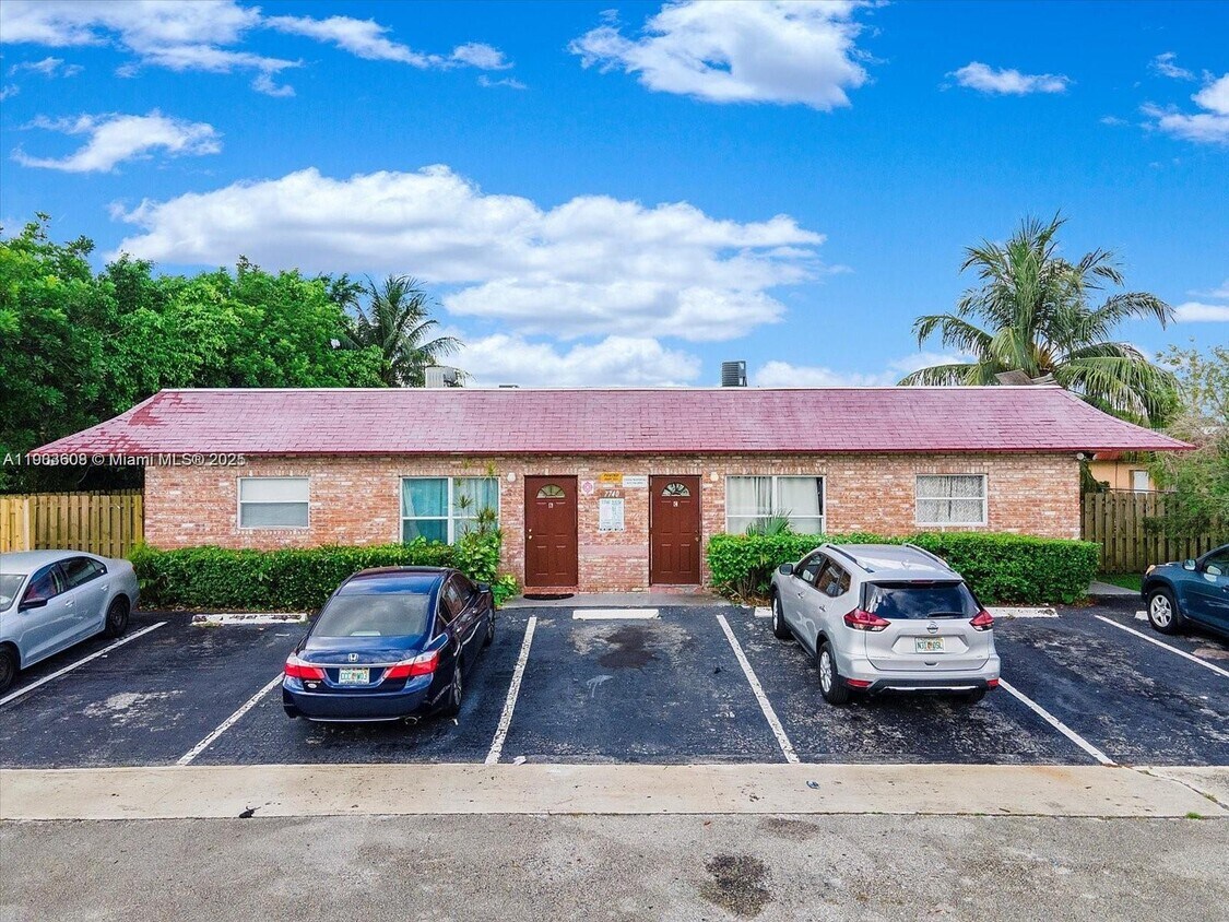 Foto principal - 7740 SW 10th St