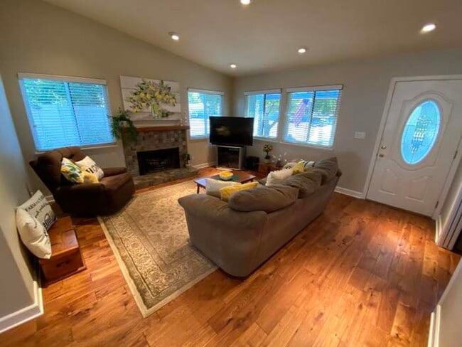 Building Photo - 2 Six Flags Cir