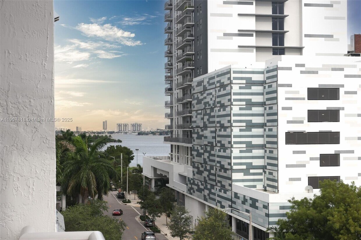 Foto principal - 2200 NE 4th Ave