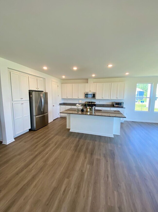 Foto del edificio - Brand-New Luxury Home in Howell – Move-In ...