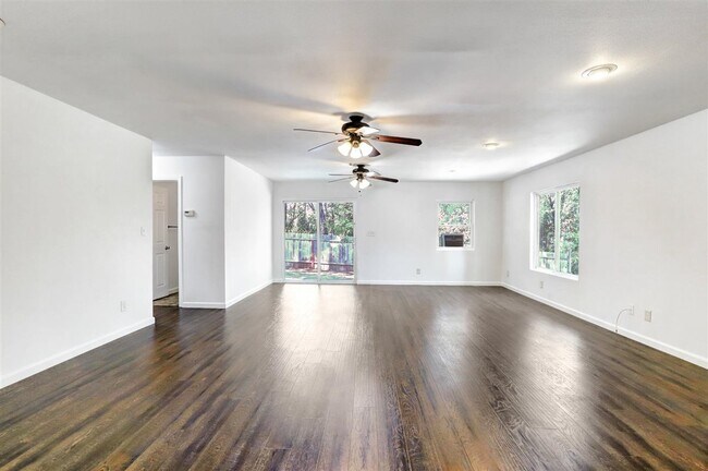Living Room - 999 Drynan Ln