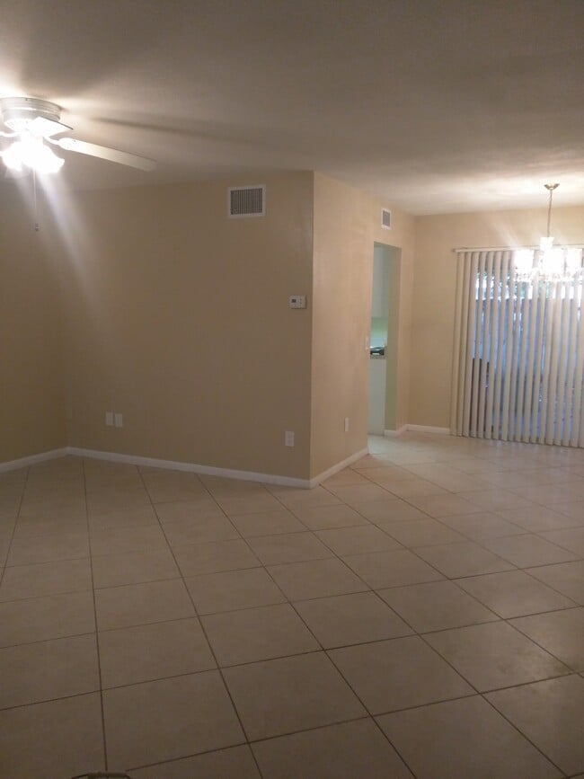 Building Photo - 3346 Camelot Dr