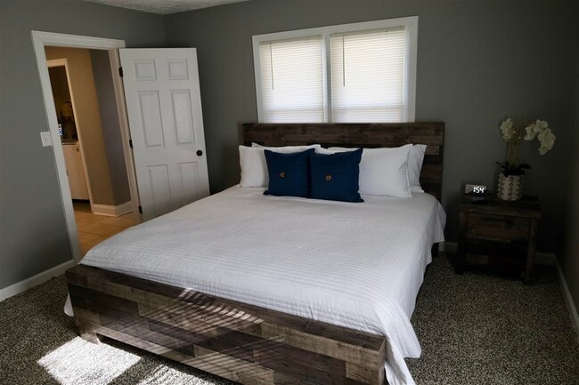 Building Photo - 117 Riverview Dr