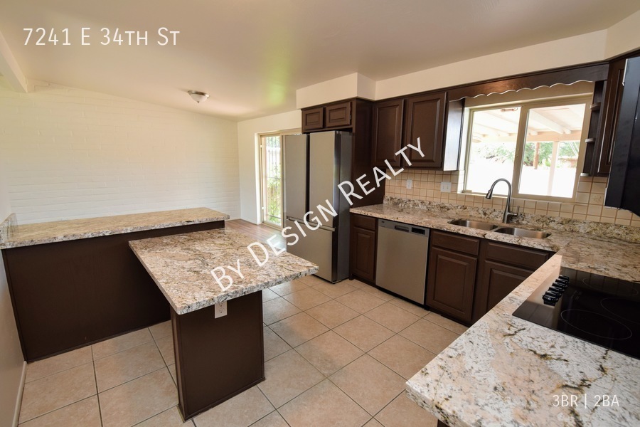 Foto principal - Beautifully Remodeled East Side 3 Bed 2 Ba...