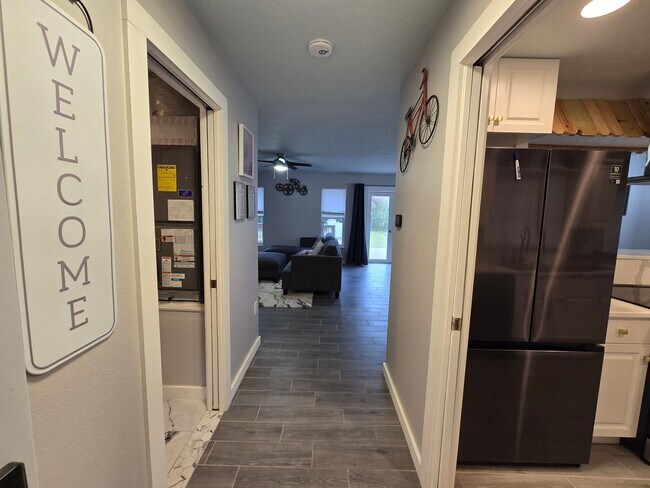 Building Photo - Remodeled 2 bed/ 2 bath/ 2 car garage ~ Annual Rental in Sarasota ~