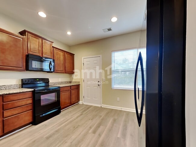 Building Photo - 350 Iveson Rd