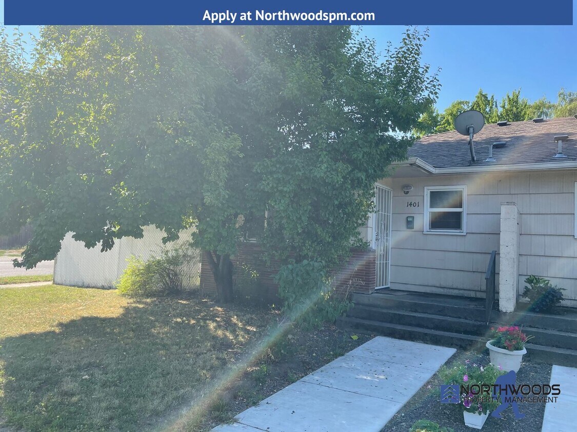 Foto principal - Charming 2 Bedroom/1 Bath duplex with smal...