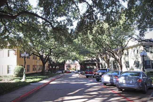 Building Photo - 4749 Bradford Dr