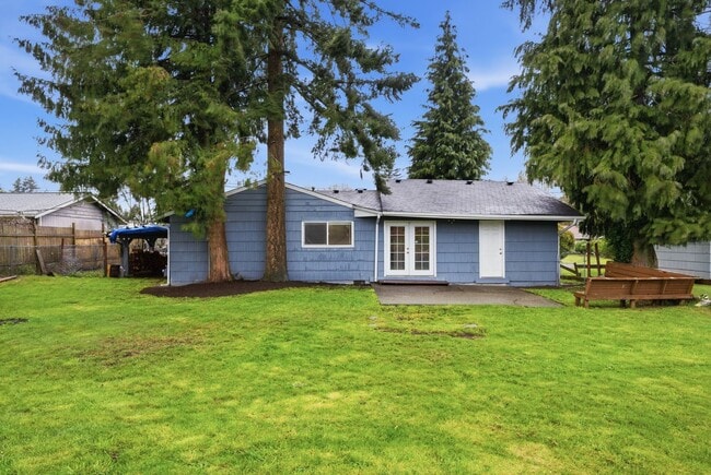 Foto del edificio - 3 BD | 2 BA Home with Great Backyard & Fireplace