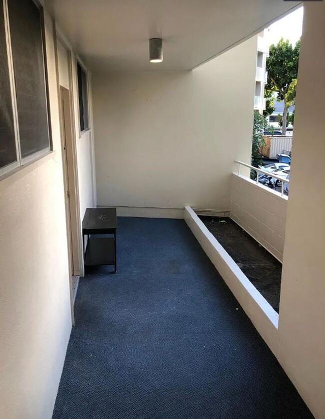 Building Photo - 2 bedroom. Ala Moana. Private Balcony