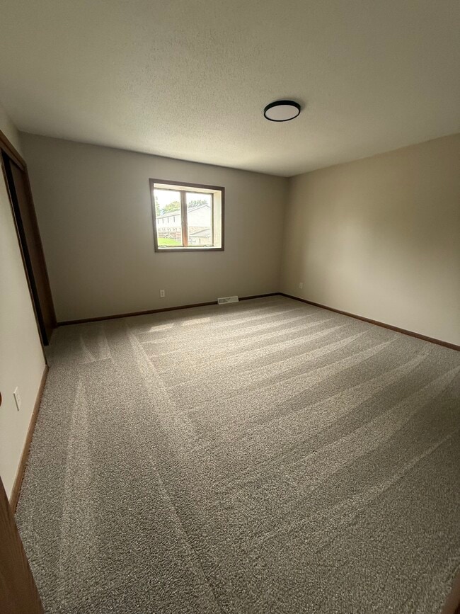 Building Photo - 4060 Canterbury Dr