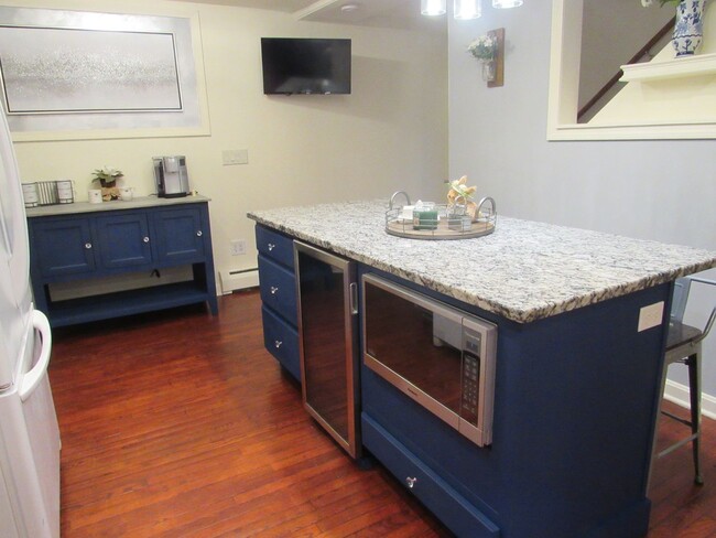 Building Photo - Gorgeous 3 Bedroom Lowell Townhouse For Rent!