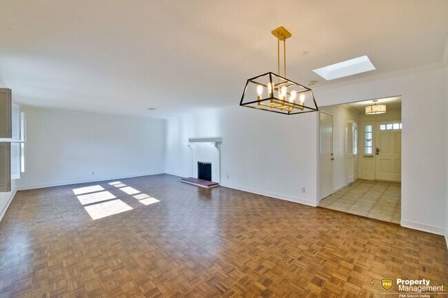 Building Photo - 112 Lois Ln