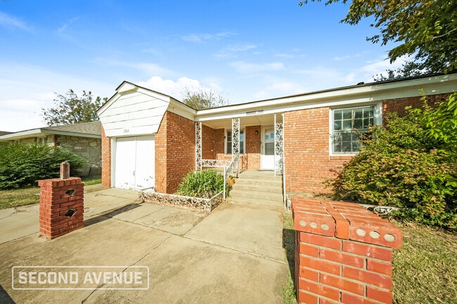 Building Photo - 1565 SW 43rd St