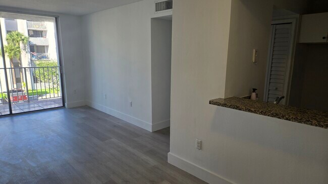 Foto del edificio - 8145 NW 7th St