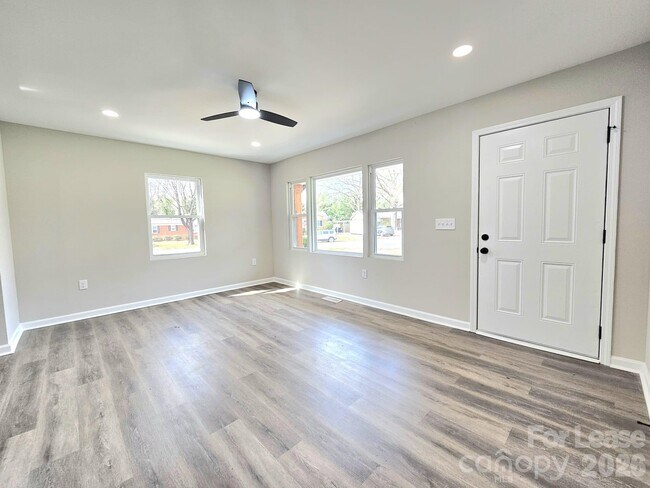 Foto del edificio - 2900 Enfield Rd