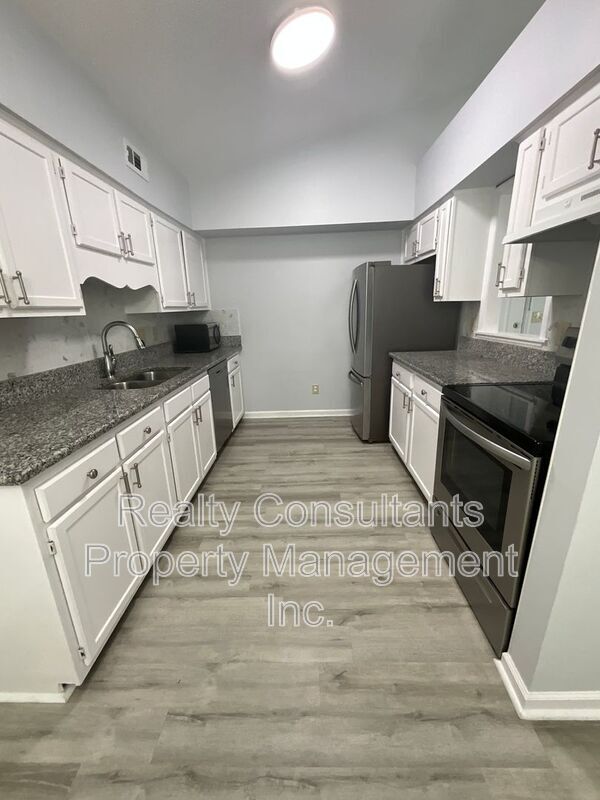 Foto del edificio - 7117 W Friendly Ave