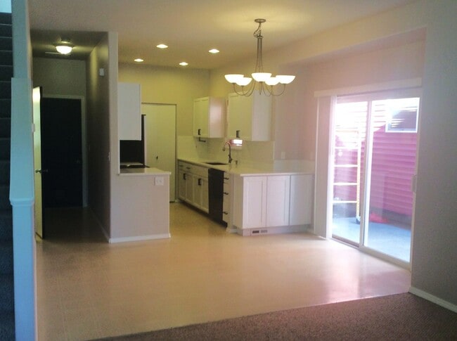 Building Photo - Charming 3 Bedroom Home - Available Now! Seatac area