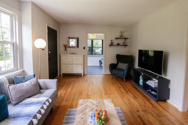 Foto del edificio - 8307 Rolando Dr
