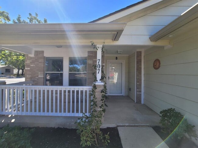 Building Photo - 707 Windledge Dr