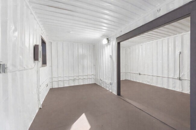 Foto del edificio - 5036 Golden Forest Dr