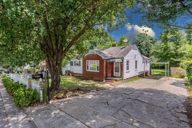 Foto del edificio - Well maintained 3 Bed, 2 Bath Home with Hu...