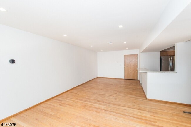 Building Photo - 41 Mt Kemble Ave
