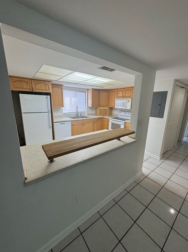 Building Photo - 2 BR / 2 BA Ground-Floor Condo | Screened ...