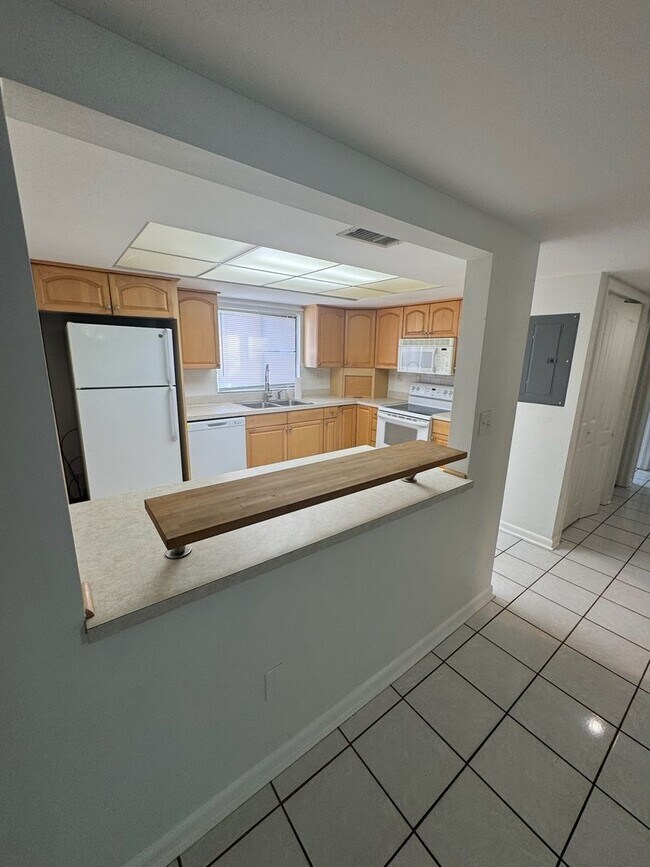 Foto del edificio - 2 BR / 2 BA Ground-Floor Condo | Screened ...