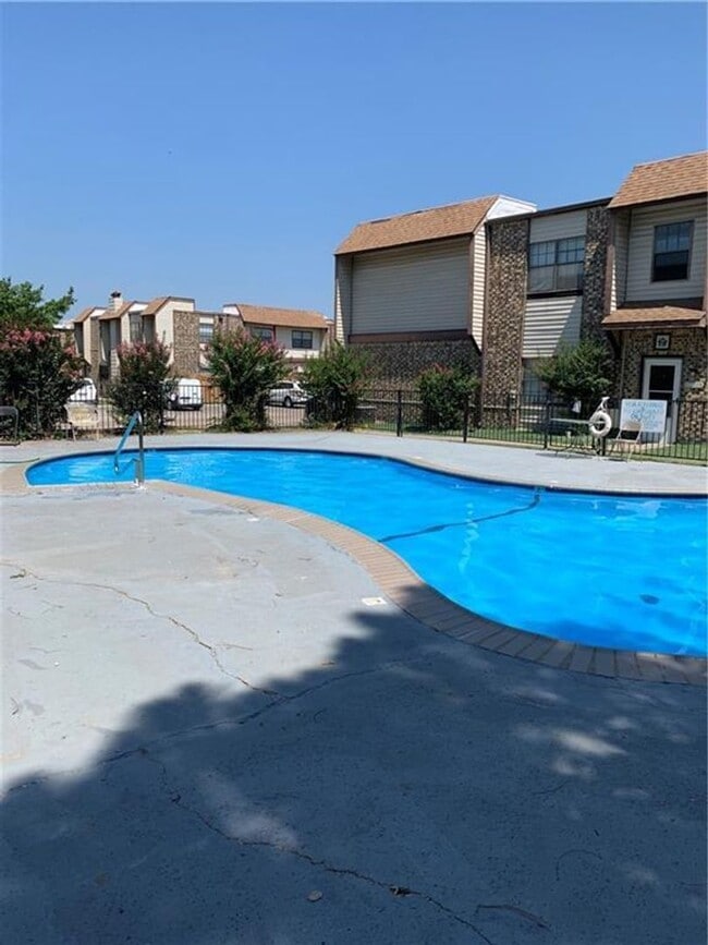 Building Photo - 2 bed, 1.5 bath condo in Norman, OK with c...