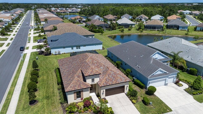 Building Photo - Fully-furnished pool home in Indigo!