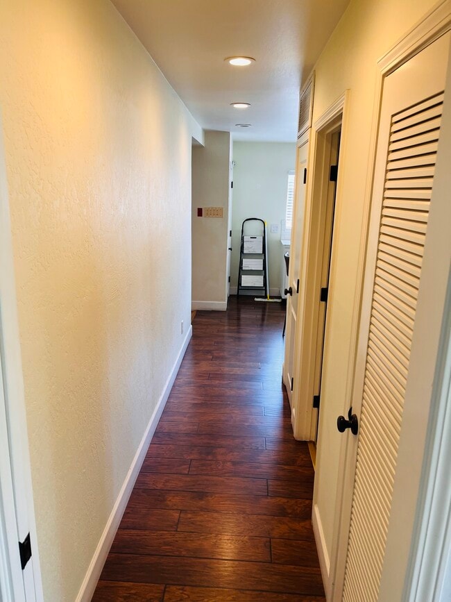 Building Photo - 233 Cherry Way