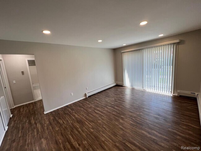 Foto del edificio - 2445 Torquay Ave