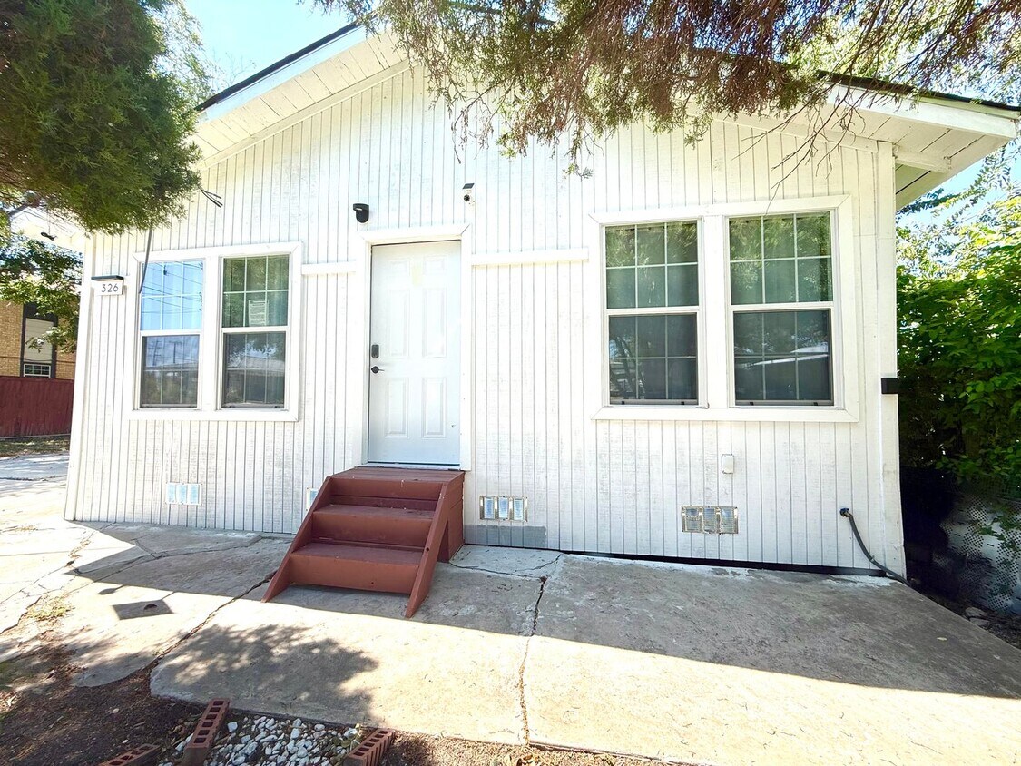 Foto principal - AVAILABLE NOW! 3 Bedroom / 2 Bath Home Nea...