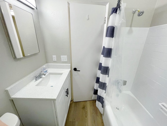 Building Photo - 321 E 4th St