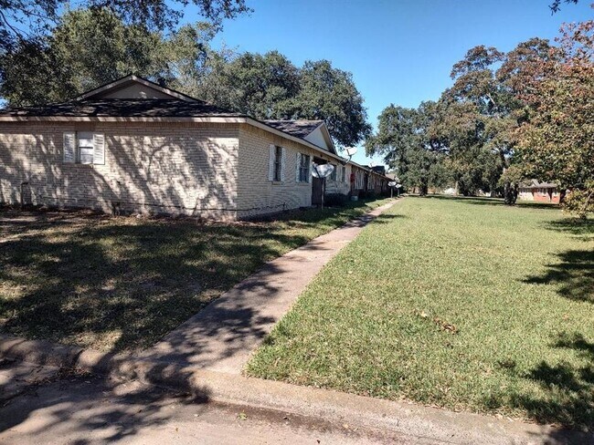 Building Photo - 2000 Bahama Dr