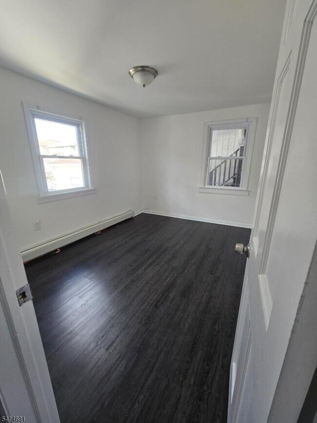 Building Photo - 115 Pine St