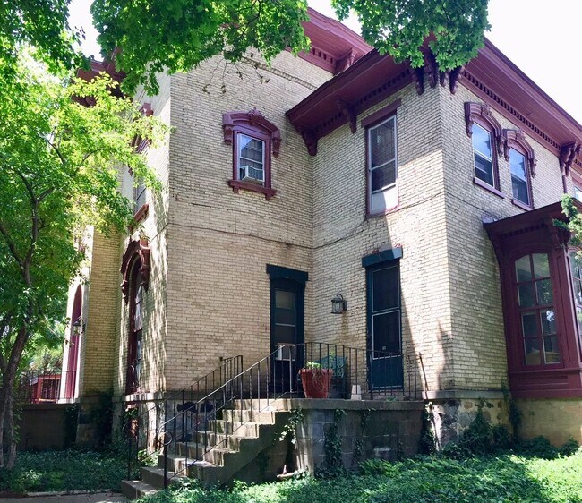Building Photo - 19 College Ave NE