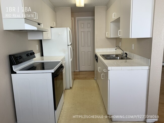 Building Photo - STUNNING 1 BEDROOM W/ TONS OF NATURAL LIGH...